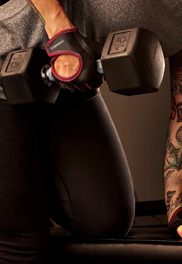 WOMEN’S POWER WEIGHTLIFTING GLOVES WITH STRETCH-BACK MESH AND LEATHER PALM.